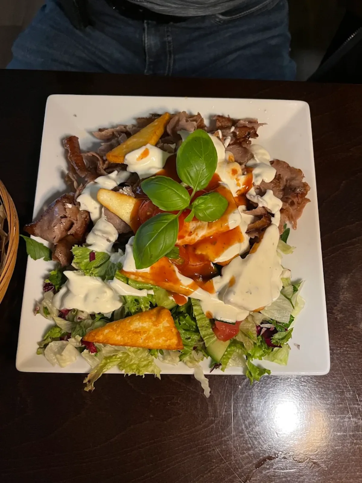 Dönerteller mit Salat und Soße