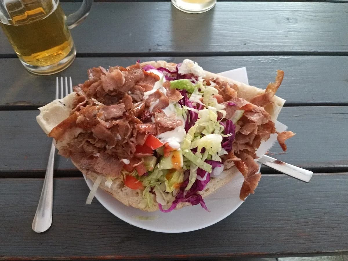Döner mit Fleisch, Salat und Soße