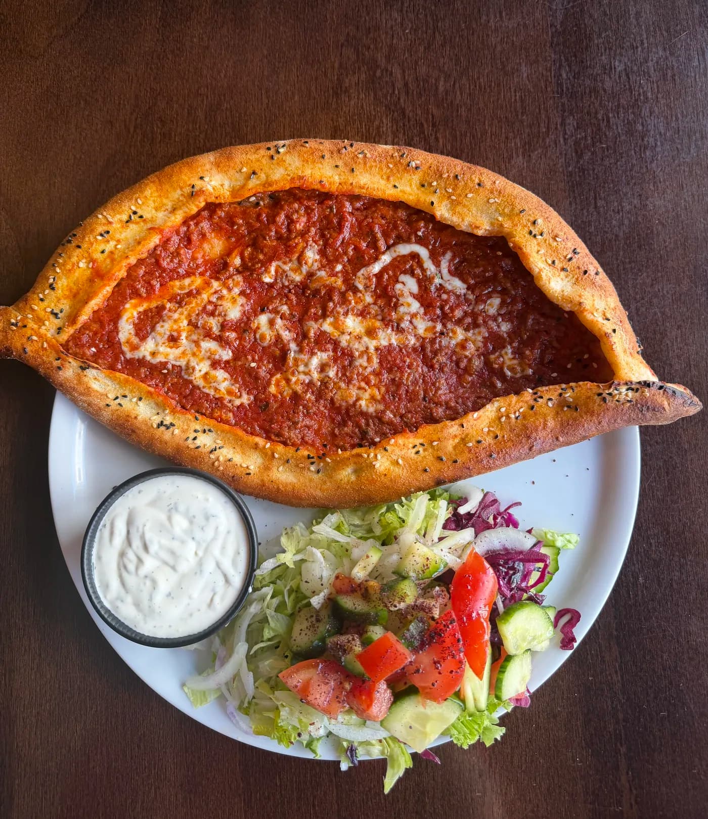 Pide mit Salat und Soße