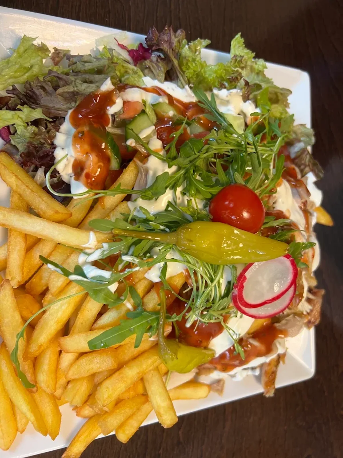 Dönerteller mit Pommes und Salat