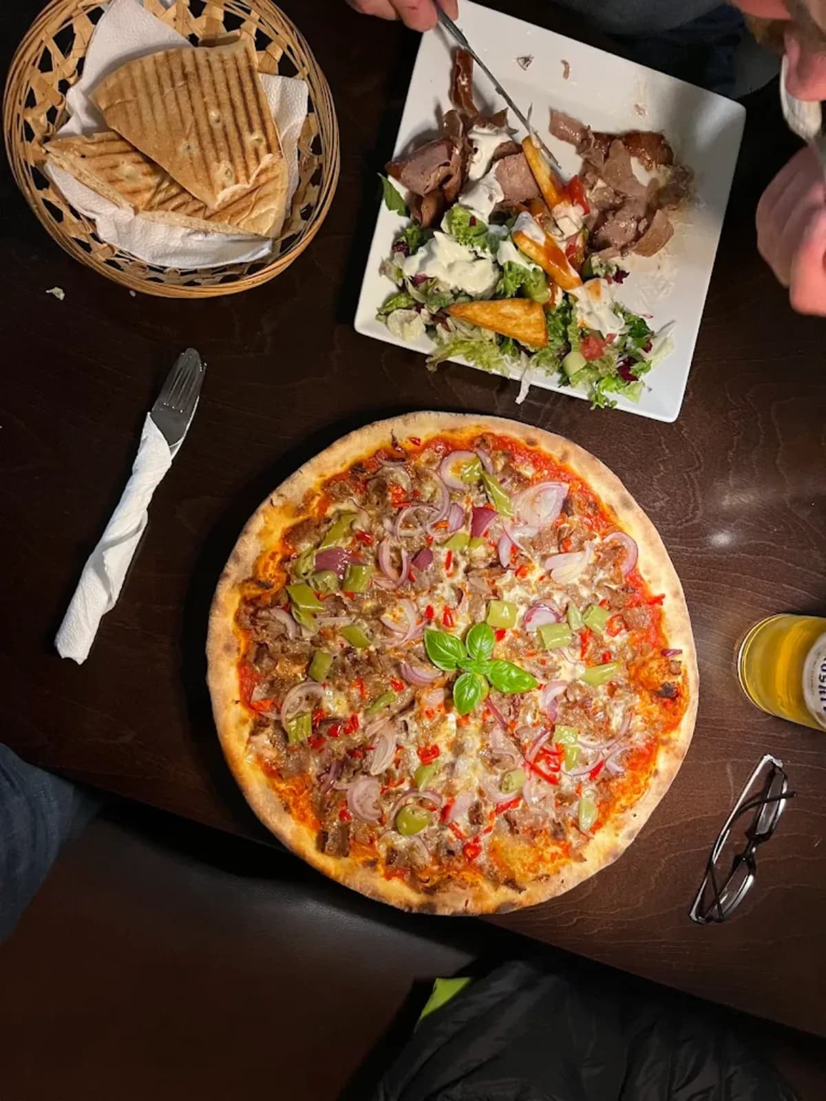 Pizza und Speisen auf dem Tisch