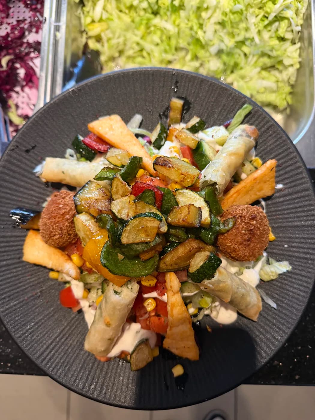 Vegetarischer Teller mit Falafel und Sigara Böregi